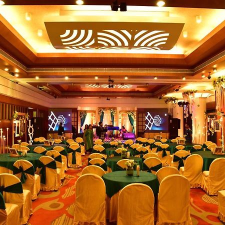 Vishwaratna Hotel Guwahati Buitenkant foto