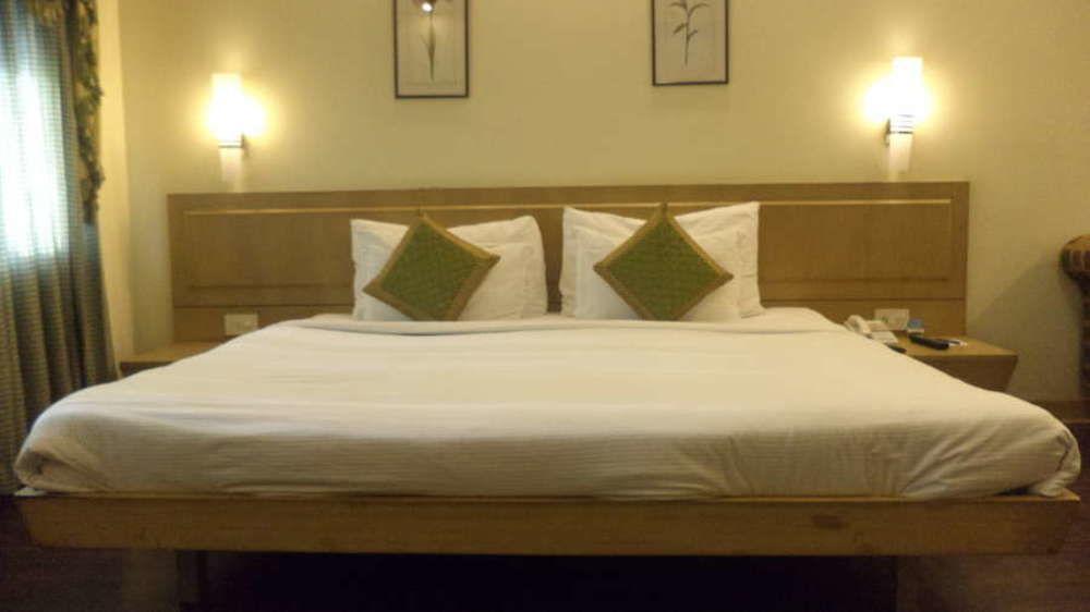 Vishwaratna Hotel Guwahati Buitenkant foto