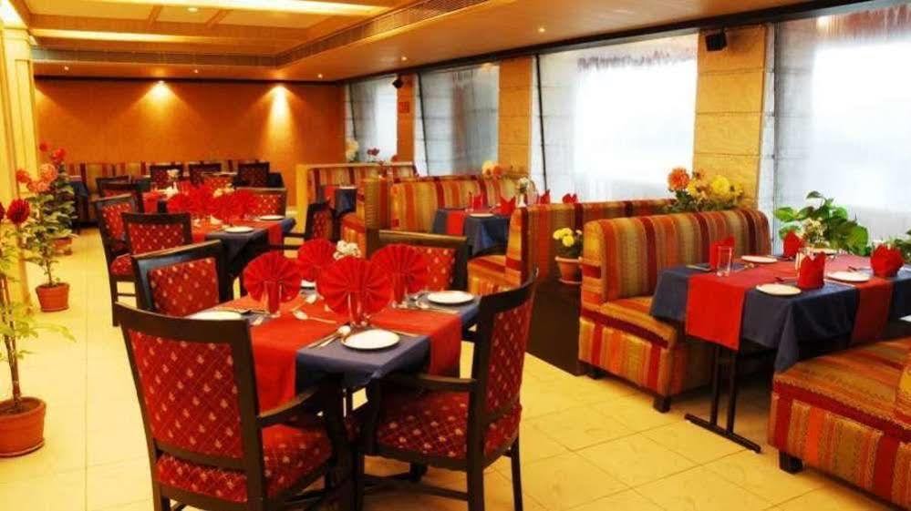 Vishwaratna Hotel Guwahati Buitenkant foto