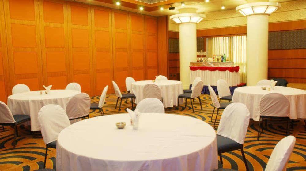 Vishwaratna Hotel Guwahati Buitenkant foto