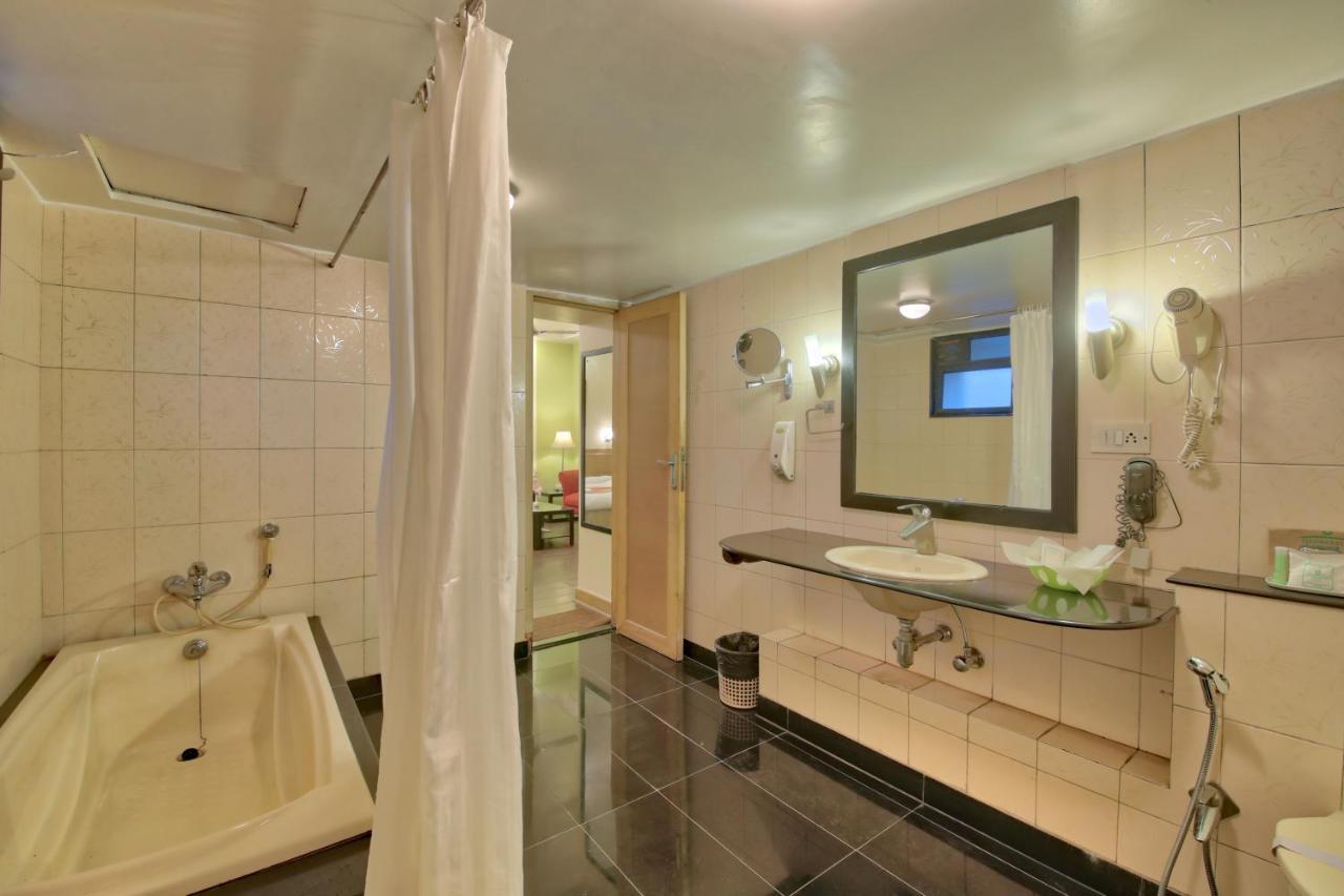 Vishwaratna Hotel Guwahati Buitenkant foto